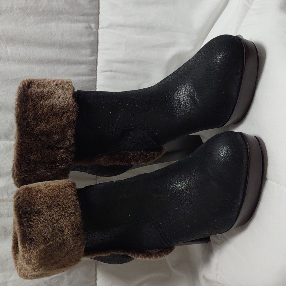 Tory Burch Black leather fur ankle boot😍🐻